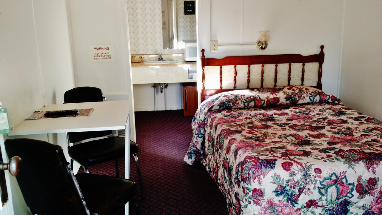 East Glacier Motel & Cabins East Glacier Park Village ภายนอก รูปภาพ