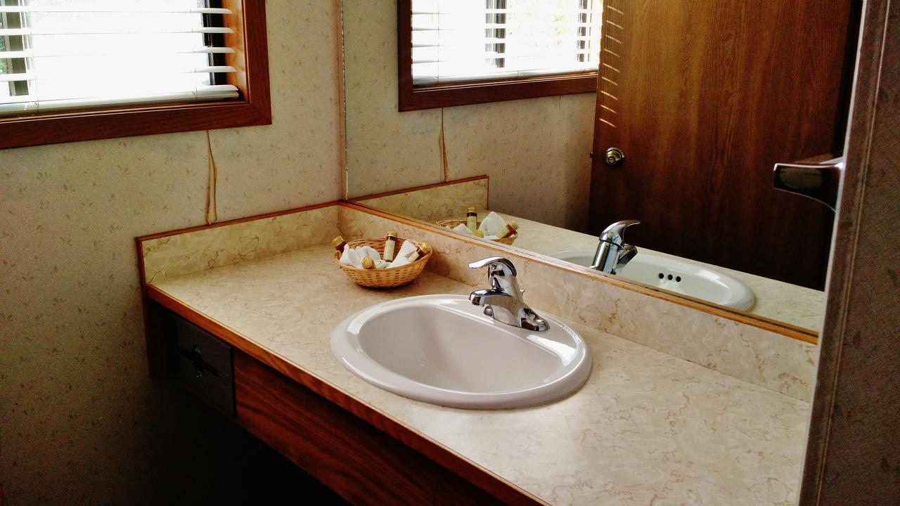 East Glacier Motel & Cabins East Glacier Park Village ภายนอก รูปภาพ